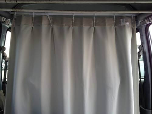 遮光・断熱効果のあるカーテンを使うことで暑さや寒さを防ぐことが出来ます①～車中泊の注意点