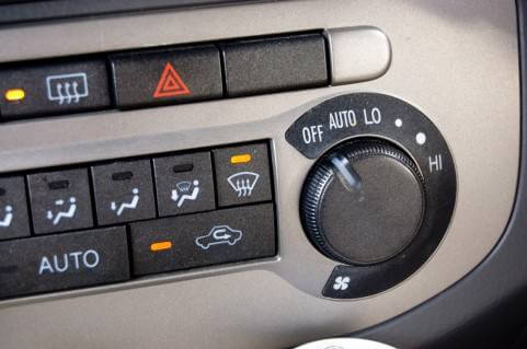 エアコンは切るのが基本～車中泊の注意点