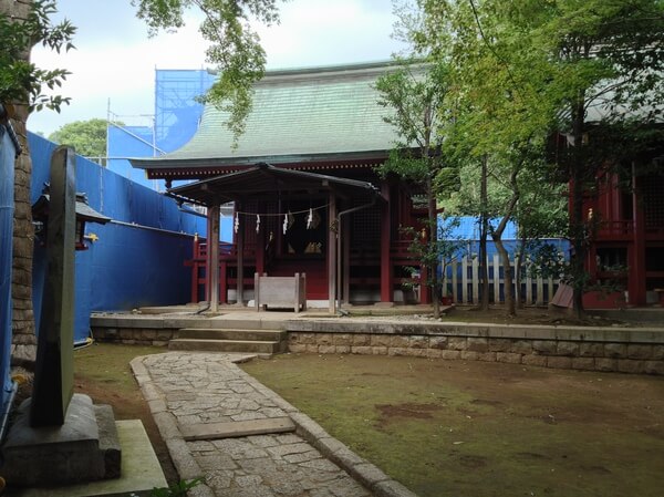 氷川神社本殿の横にある門客人神社