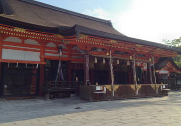 早朝の京都八坂神社