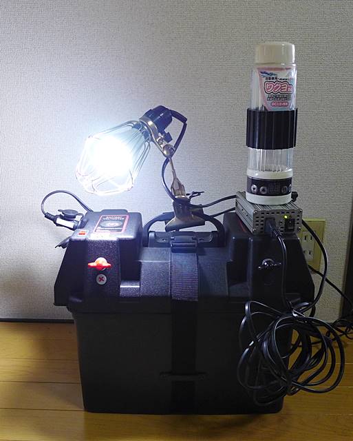自作のサブバッテリーシステム（ポータブル電源）にLED電球とポットを繋いだ写真