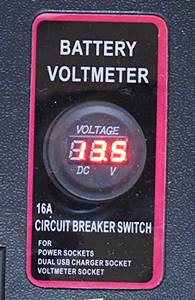 バッテリーケースに付属の電圧計