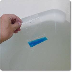 水素が溶け込んでいるかの実験水素が溶け込んでいると青い液が透明になります（試薬1滴が透明になれば約0.1ppmの水素濃度。この実験では試薬を8滴入れた結果なので最低でも0.8ppmの水素濃度です）