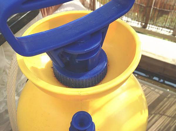 シャワータイム7はポンプを押し込むことでタンク内に圧を貯め水を押し出す仕組みのシャワーです