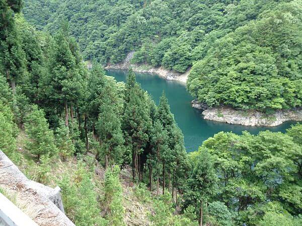 秩父湖を眼下に山道を延々登ったところに三峯神社はあります