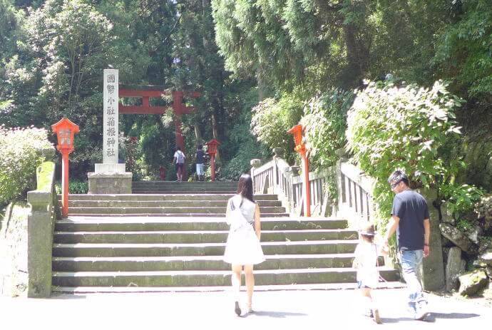 芦の湖畔にある箱根神社は縁結びやや安産の神様として女性人気があります。
