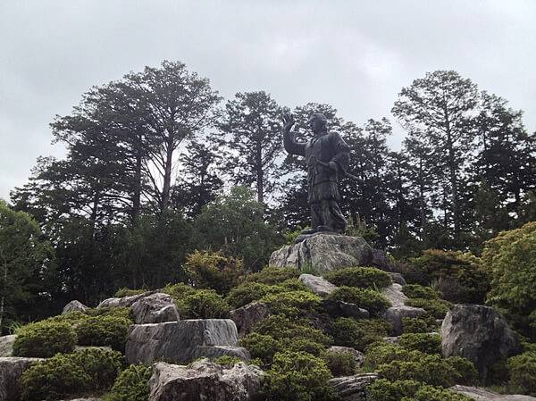 三峯神社・ヤマトタケルの像