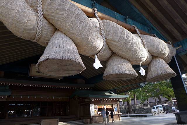 出雲大社の神楽殿で使われている大注連縄は長さ約１３メートル、重さ５．２トン