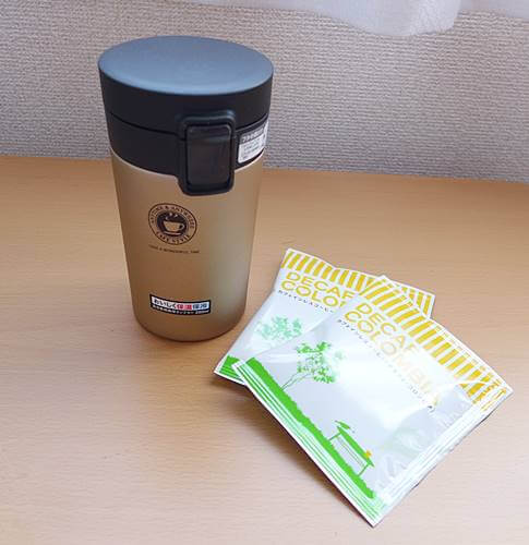 真空断熱携帯タンブラーと、辻本珈琲のカフェインレスコーヒー