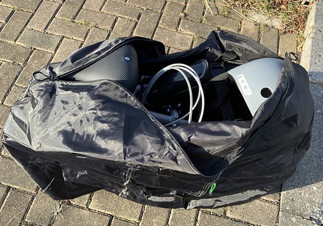 DAHON SLIP BAG20は、ヘルメットも楽々収納できます。